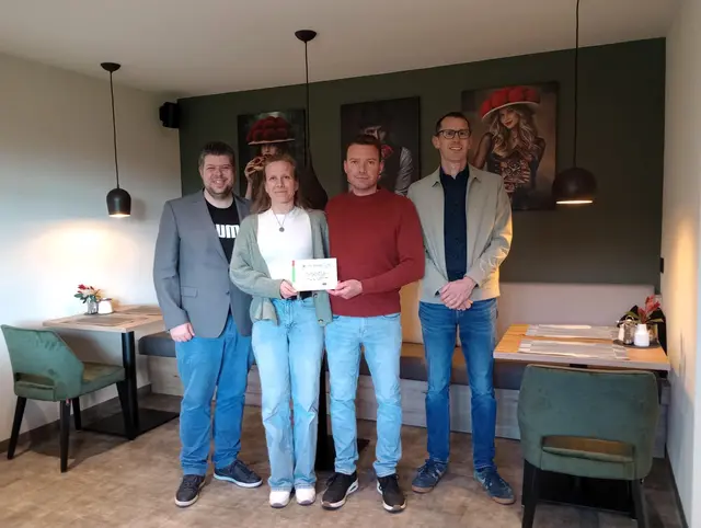 Bürgermeister Andreas König, die Projektträger Familie Wörner und Regionalmanager der LAG Ortenau Michael Heizmann bei der Übergabe der 
Förderplakette im modernisierten Frühstücksraum. | Foto: GH Wörner