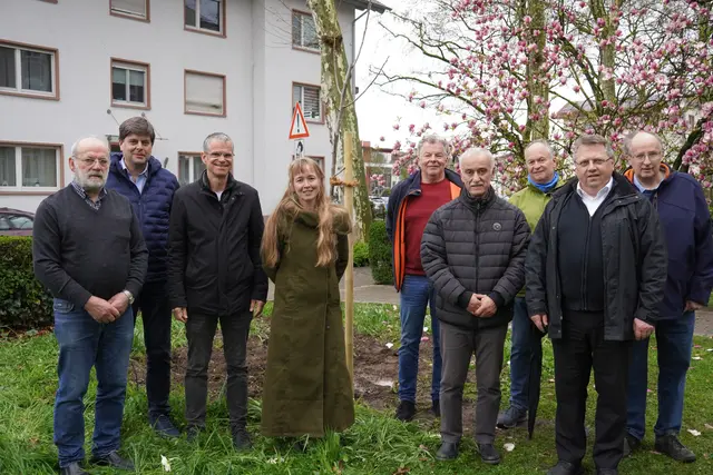 Beim Pflanzen des neuen „Baums der Verbundenheit“ im Rathauspark (v.l.n.r.): Hermann Wiegert, Sachgebietsleiter Dirk Kapp, Bürgermeister Christoph Lipps, Integrationsbeauftrage Svenja Gerbendorf, Leiter des städtischen Bauhofs, Georg Knapps, Bilal Yildiz, Hans Georg Wassmuth, Pfarrer Ralf Dickerhof und Roland Deusch | Foto: Tamara Fritsch/Stadt Oberkirch