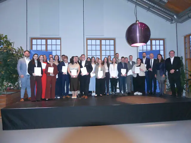 Die glücklichen Absolvent*innen des Masterstudiengangs „Public Management“ mit ihrem Studiendekanat, Ralf Broß und Rektor Beck.  | Foto: Hochschule Kehl