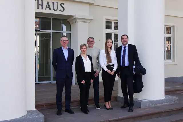 Zu einem ideenreichen Austausch trafen sich Wirtschaftsförderer Christoph Hodapp (v. l.), Annekathrin Catherine, Kommunikationschefin Strasbourg Events, Oberbürgermeister Wolfram Britz, Ramona Fischer, Sales- und Marketingchefin Strasbourg Events, und Christophe Caillaud-Joos, CEO Strasbourg Events. | Foto: Stadt Kehl/Gabriele Dasch
