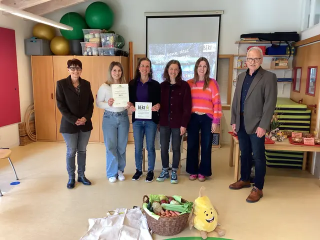 Die Kita An der Schutter freut sich über da BEKI-Zertifikat: Ulrike Velte-Hoffmann (Landratsamt Ortenaukreis), Alessia Fröhlich, Miriam Mast (pädagogisch Fachkräfte), Sonja Himmelsbach (Leitung Kita An der Schutter), Andrea Müller (Stadt Lahr, Fachberatung), Klaus Girstl (Ortsvorsteher Reichenbach). | Foto: Stadt Lahr