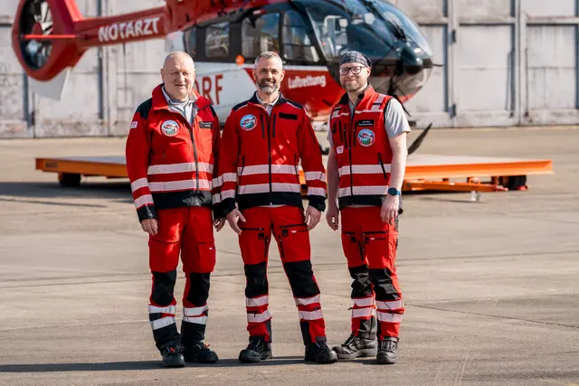 Das Leitungsteam von Christoph Ortenau: Thomas Roth, Leitender Pilot (v. l.), Dr. Peter Sutterer Leitender Hubschrauberarzt, Jan Kury, Stationsleiter und Notfallsanitäter.  | Foto: Deutsche Flugrettung