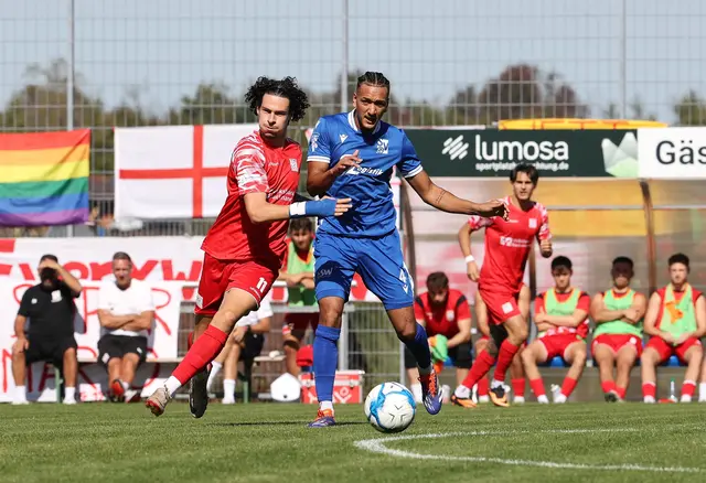 Foto aus dem Hinspiel, in dem sich Oberachern (blaues Trikot) mit einem 2:2-Unentschieden begnügen musste. | Foto: FS