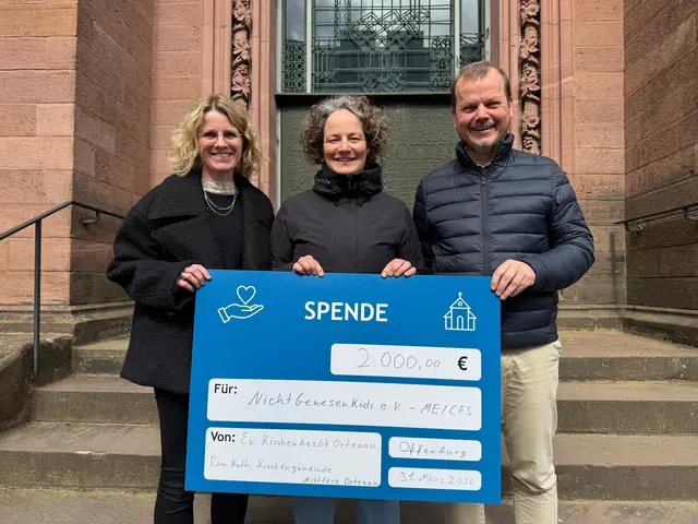 Cornelia Dilger (l.) und Oliver Wehrstein (r.) übergeben die ökumenische Spende an Nanna Aßling, Vorsitzende des Vereins NichtGenesenKids e. V. | Foto: Evangelischer Kirchenbezirk
