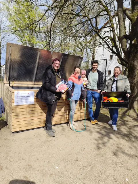 Philipp Basler, Leiter SFZ Buntes Haus (v. l.), Kathrin Meier, Gemeinwesenarbeit Nordoststadt SFZ Buntes Haus, Spielplatzpate Marco Bohnert mit Tochter, Anja Fuchs, Sachgebietsleitung Kinder- und Jugendarbeit der Stadt Offenburg und für die Fachberatung Spielplätze zuständig | Foto: Stadt Offenburg/SFZ Buntes Haus