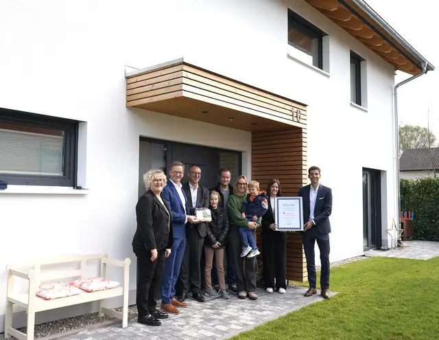 Claudia Kleinhans (v. l.), Wolfgang Huber, Frank Wenz, Florian und Raphaela Krug mit ihren Kindern, Anja Spitznagel und Nicolas Adler  | Foto: Sparkasse Hanauerland