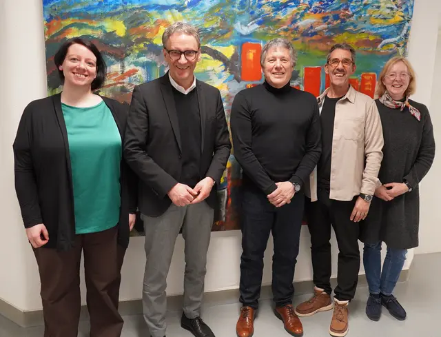 Oberbürgermeister Markus Ibert hat sich einen Eindruck von der Arbeit des Vereins „Die Brücke“ gemacht. Von links: Anja Wiedemann (vom Vorstand „Die Brücke“), Oberbürgermeister Markus Ibert, Ralph Dürr, Joachim Wenk und Ingrid Tita (alle vom Vorstand „Die Brücke“)
 | Foto: Stadt Lahr