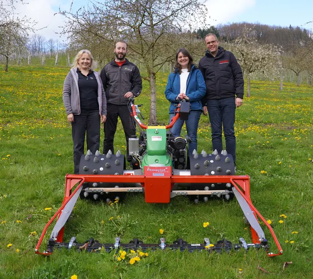 Bei der Vorstellung des neuen Angebots für die Oberkircher Landwirtschaft v. l.: Rosmarie Schwenk, Geschäftsführerin Maschinenring Ortenau, Markus Kranz, Spinner GmbH, Nadine Meier von der städtischen Wirtschaftsförderung und Stationsbetreuer Stefan Huber  | Foto: Tamara Fritsch/Stadt Oberkirch 