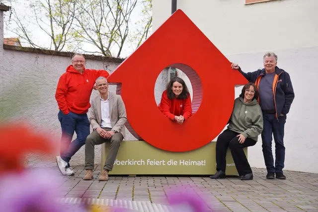 Gemeinsam präsentieren (v.l.n.r.) Fachbereichsleiter Mathias Benz, Bürgermeister Christoph Lipps, Gabriele Schindler (Geschäftsstelle Heimattage), Citymanagerin Iris Sehlinger und Bauhofleiter Georg Knapps den neuen Fotopoint der Heimattage in der Oberkircher Innenstadt.  | Foto:  Denise Burkart/Stadt Oberkirch 