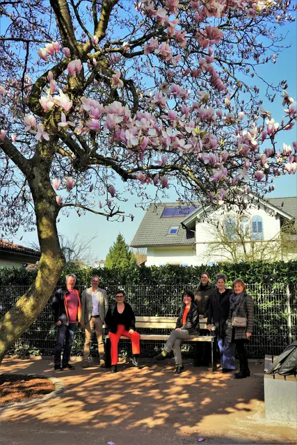 Die neue Begegnungsbank neben der evangelischen Kirche lädt im Schatten der Magnolie zum Verweilen ein. Gemeinsam haben sie das Projekt realisiert: Bauhofleiter Georg Knapps, Bürgermeister Christoph Lipps, Eva Woelki (PAuLA e.V.), Gisela Kaminski, Seniorenbeauftragte Sabrina Lusch, Pfarrerin Franziska Clemen und Monika Schweizer.  | Foto: Denise Burkart/Stadt Oberkirch