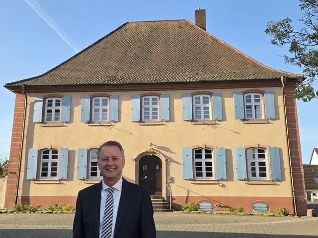 Bürgermeister Pascal Weber freut sich über den erneuten Zuschuss für die Sanierung der Ortsmitte.  | Foto: Gemeinde Ringsheim