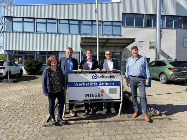 Gemeinsam präsentieren die Vertreter der Lebenshilfe (von links) Kirstin Keller (Geschäftsführerin), Frank Breuninger (Vorstandsvorsitzender), Klaus Muttach (Stiftungsbeiratsvorsitzender) und Andreas Hemlein (stellvertretender Geschäftsführer) sowie Oberbürgermeister Manuel Tabor (Bildmitte) das 3,86 Millionen teure Sanierungskonzept für die Werkstatt für Behinderte, mit dem insgesamt 110 Arbeitsplätze in Achern zukunftsfähig gemacht werden sollen. | Foto: Stadt Achern