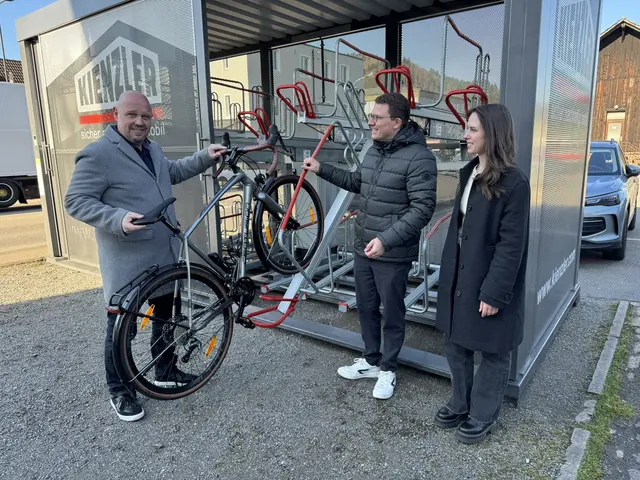 Bürgermeister Armin Hansmann (l.) testet die neue Anlage der Hausacher Firma Kienzler Stadtmobiliar GmbH im Beisein von Alina Greß (r.) vom Vertriebsinnendienst und Vertriebsleiter Jürgen Haller.  | Foto: Stadt Haslach