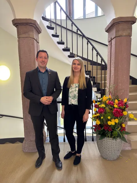 Oberbürgermeister Manuel Tabor mit der neuen Fachbereichsleiterin Stefanie Glaser | Foto: Claudia Männle/Stadt Achern