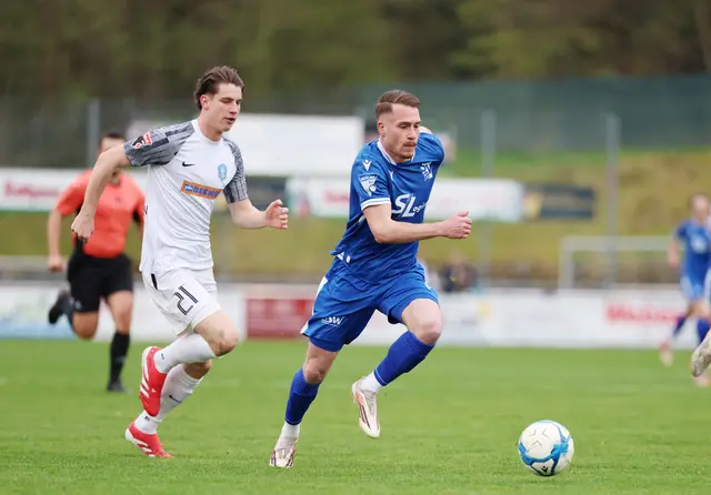 Der SV Oberachern (blaues Trikot) war gegen den FC Denzlingen meist einen Schritt schneller. | Foto: Breithaupt