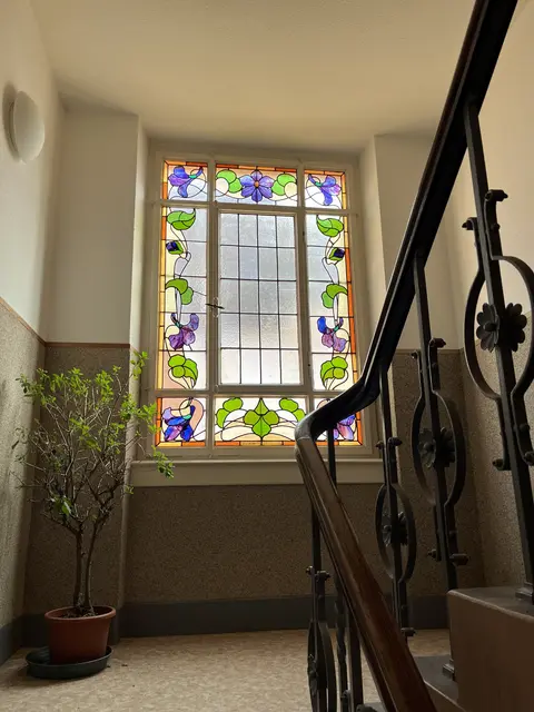 Über 100 Jahre alt – das Fenster aus der Zeit des Jugendstils hat nur Einfachglas. Doch bevor es ersetzt wird, sollte der Denkmalschutz abgeklärt werden.  | Foto: Foto: gro