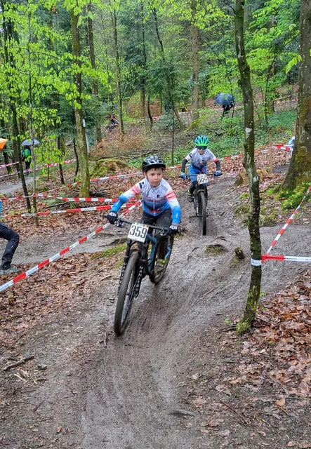 Tim Ronecker vor Teamkollege Paul Gremmelspacher.