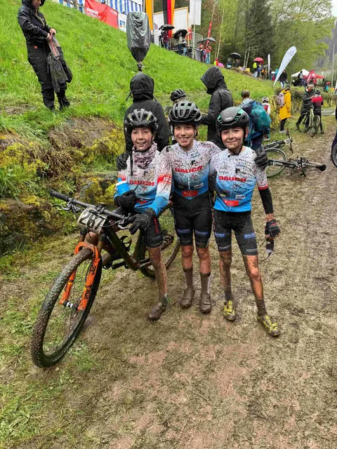 Die glücklichen U13 Mädels im Ziel. 
Von links: Sara Armbruster, Anna Hoferer und Annika Späth.