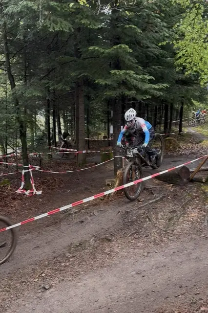 Mats Keller an einem der vielen Schwierigkeiten auf der U13 Strecke.