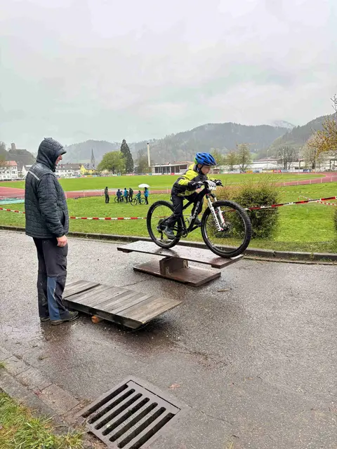 Lean Welte an der Wippe beim Technikwettkampf