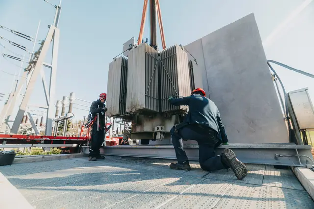 Die E-Spule wird an ihren Platz gehoben. | Foto: E-Werk Mittelbaden/Dimitri Dell