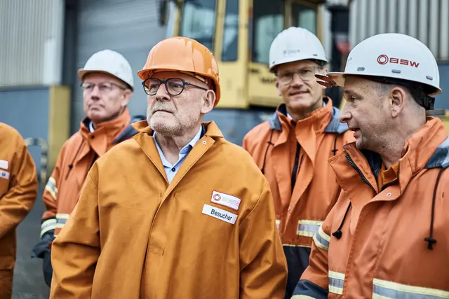 Marc Sester, Prokurist Badische Stahlwerke (v. l)., Verkehrsminister Winfried Hermann, Geschäftsführer Florian Glück, Betriebschef Matthias Breithaupt | Foto: BSW/Markus Dietze