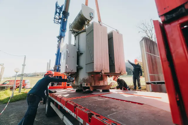 Mit einem Schwerlastkran wird die Spule vom Transportfahrzeug zum finalen Standort gehoben.  | Foto: E-Werk Mittelbaden/Dimitri Dell