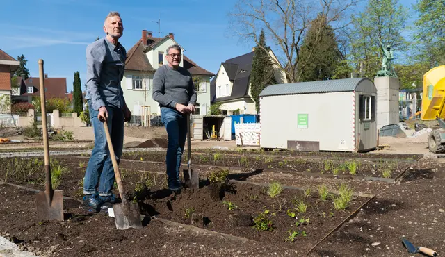 OB Wolfram Britz (r.) und Betriebshofleiter Frank Wagner greifen auch zum Spaten. | Foto: Stadt Kehl /Normann Mummert