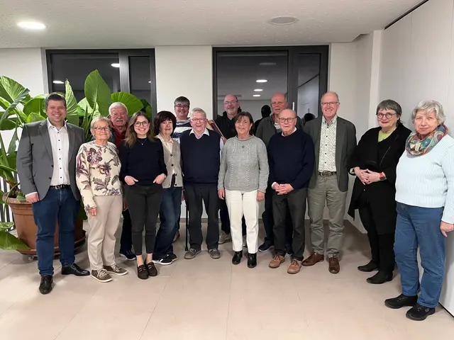 Bürgermeister Andreas König (v. l.), Beisitzerin Roswitha Geppert, Kassenprüfer Konrad Geppert, Besitzerin Sina Erdrich, Heidrun Vollmer, Ehrung für 25 Jahre Mitgliedschaft, Esther Späth, Ehrung für 25 Jahre Mitgliedschaft, Beisitzer Eugen Spinner, Hermann Späth, Ehrung für 25 Jahre Mitgliedschaft, erste Vorsitzende Christiana Latt, langjähriger Vorsitzender Robert Strick, Beisitzer Hermann Eckenfels, neuer stellvertretender Vorsitzender Franz Zentner, neue Schriftführerin Monika Burgmaier und Beisitzerin Angela Kuderer  | Foto: Gemeinde Durbach