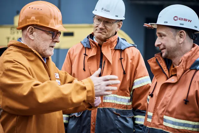 Verkehrsminister Winfried Hermann (v. l.), Geschäftsführer Florian Glück und Betriebschef Matthias Breithaupt | Foto: BSW/Markus Dietze