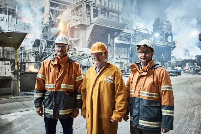 Geschäftsführer Florian Glück (v. l.), Verkehrsminister Winfried Hermann und Matthias Breithaupt, Betriebschef der Badischen Stahlwerke beim Rundgang | Foto: BSW/Markus Dietze