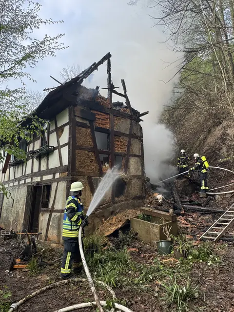 Ein Fachwerkhaus in Zell-Weierbach brannte. Die Löscharbeiten gestalteten sich schwierig. | Foto: Feuerwehr Offenburg