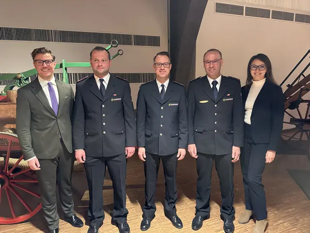 Oberbürgermeister Gregor Bühler (v. l.), Andres Braun, Feuerwehrkommandant Sven Buser, Bernhard Huber, Fachbereichsleiterin Clarissa Isele  | Foto: Michael Bisch/Freiwillige Feuerwehr Oberkirch