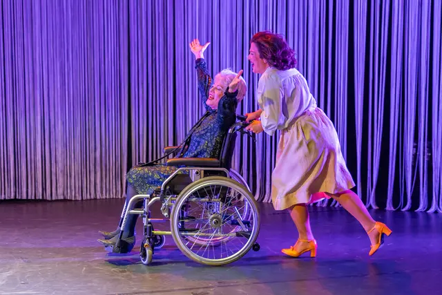 In Szenen, Dialogen, mit Musik und Songs bringt das Theater Eurodistrikt Baden Alsace das Leben von Aenne Burda auf die Bühne. | Foto: Braxart