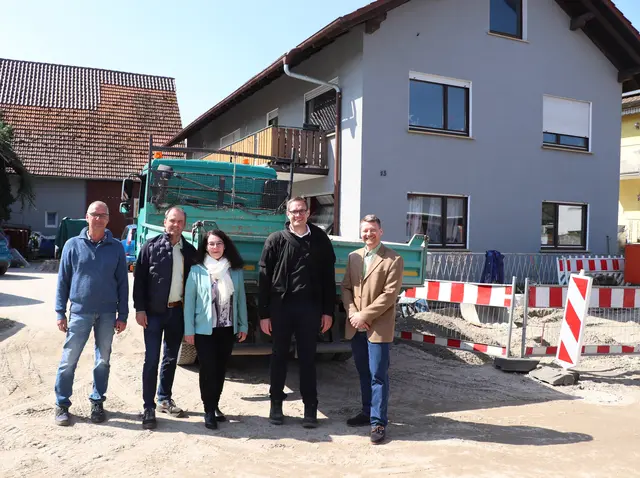 Michael Köhle, Firma Walter Bau (v. l.), Stefan Wolf, Bauamt, Ortsvorsteherin Pamela Otteni-Hertwig, Michael Siggelkow, Ingenieurbüro Siggelkow, und Bürgermeister Viktor Lorenz besuchen die Baustelle in der Mattenstraße. | Foto: Gemeinde Appenweier
