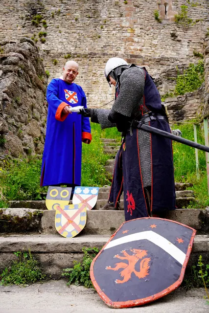 Bote Christoffel Sternfels von Fuchsheim (Carsten Dittrich; r.) nimmt die Depeche entgegen.  | Foto: Denise Burkart/Stadt Oberkirch