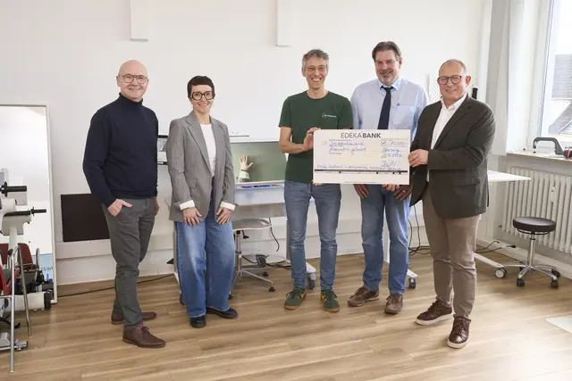 Spendenübergabe im Therapiezentrum Neuroaktiv (v. l. n. r.): Thomas Decker (Zunftmeister Althistorische Narrenzunft), Christine Mildenberger (stv. Zunftmeisterin Althistorische Narrenzunft), Sascha Gawlitzek (Geschäftsführer Neuroaktiv), Alexander Roske (Marktleiter E center Kohler Offenburg), Rainer Huber (Sprecher des Vorstands Edeka Südwest). 

 | Foto: Foto: Edeka Südwest/Michael Bode