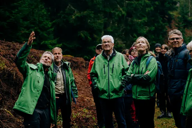 Erläuterungen für Ministerpräsident Winfried Kretschmann (Mitte) und Umweltministerin Thekla Walker (rechts) | Foto: Staatsministerium Baden-Württemberg/Ilkay Karakurt