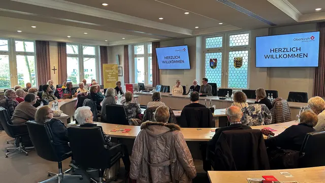 Oberbürgermeister Gregor Bühler und Stabsstellenleiterin Nicole Trayer hießen die Freunde aus Frankreich herzlich im Rathaus und in Oberkirch willkommen.  | Foto: Denise Burkart/Stadt Oberkirch 