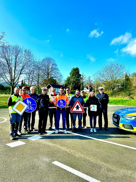Bauhofmitarbeiter Johannes Arndt (v. l.), Marcel Schnurr, Hauptamtsleiter Martin Reichert, Polizeioberrätin und Leiterin des Referats Prävention beim Polizeipräsidiums Offenburg, Helena Kucher, Hubert Waltersbacher, Bürgermeister Stefan Hattenbach, Tizian Wiegert, Bauhofleiter Norbert Kimmig, Sven Kohler, Bauamtsleiterin Nora Ludihuser und Polizeihauptkommissar und Referent Verkehrsunfallprävention beim Polizeipräsidiums Offenburg, Daniel Westermann | Foto: Gemeinde Kappelrodeck