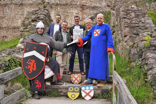 Depeschenübergabe auf der Schauenburg mit Bote Christoffel Sternfels von Fuchsheim (Carsten Dittrich; v. l.), Christian Frühe (Sparkasse Offenburg/Ortenau), Hannes Schmidt (Lions Club Oberkirch-Schauenburg), Oberbürgermeister Gregor Bühler, Nicolas Erdrich (Präsident Lions Club Oberkirch-Schauenburg) und Ulrich Freiherr von Schauenburg | Foto: Denise Burkart/Stadt Oberkirch