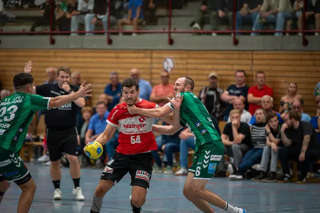 Willstätts Joffrey Bonnemberger (rotes Trikot) hat mit seiner Mannschaft zwei knifflige Aufgaben vor der Brust. | Foto: Arbogast