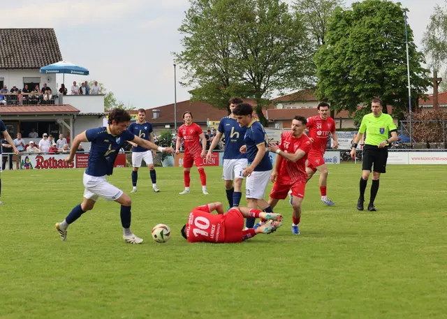 Im Heimspiel gegen den 1. FC Rielasingen-Arlen (rotes Trikot) gab es für den SV Niederschopfheim nichts zu erben. | Foto: Fissler