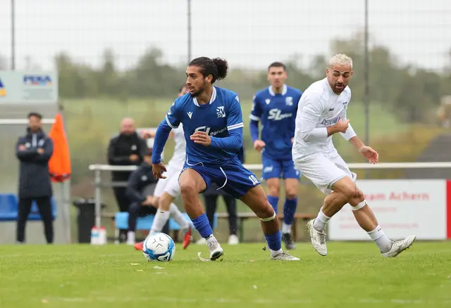 Szene aus dem Hinspiel, als der SV Oberachern (blaues Trikot) mit 1:0 verlor.  | Foto: FS