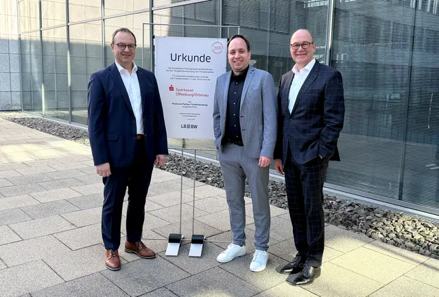 Überreichung der LBBW-Urkunde (von links): Lothar Bächle (Sparkasse Offenburg/Ortenau), Sebastian Hosse (LBBW) und Thomas Joachims (Sparkasse Offenburg/Ortenau) | Foto: Sparkasse Offenburg/Ortenau