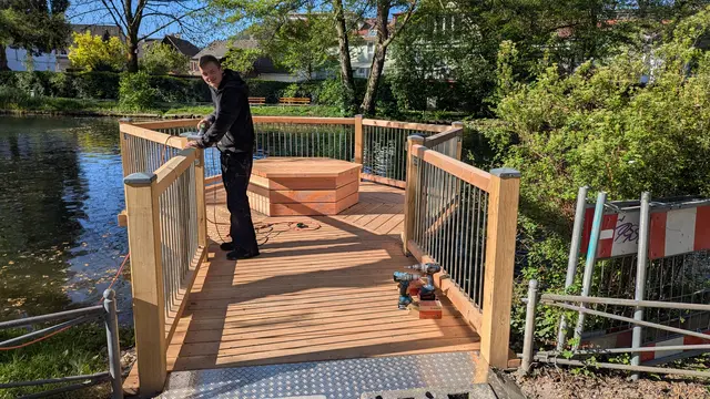 Schreiner Fabian Hofmann vom städtischen Bauhof bei Arbeiten am neu errichteten Holzsteg im Oberkircher Stadtgarten. | Foto: Georg Knapps/Stadt Oberkirch