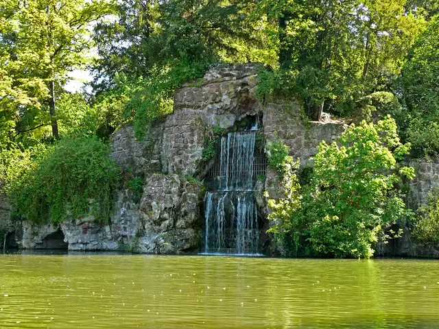 Dieser Wasserfall im Parc de l'Orangerie  ist Teil einer künstlichen Felslandschaft.  Er entspringt aus einer künstlichen Felsengrotte und stellt ein schönes Fotomotiv dar.  | Foto: Alfred Schramm