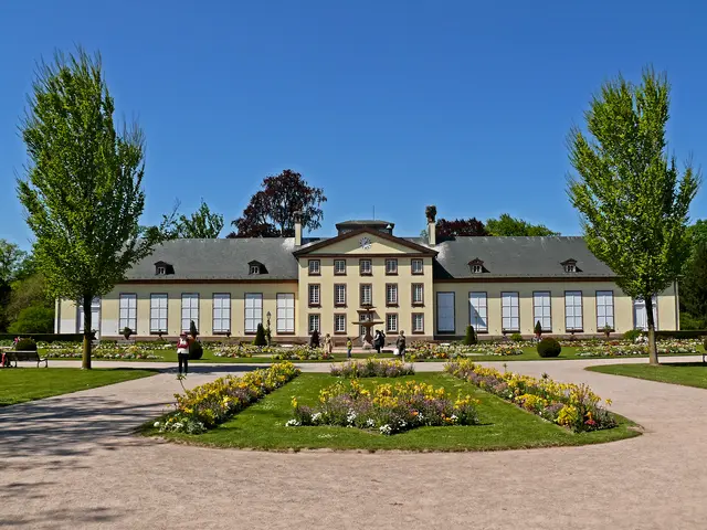 Blick zum Josephine-Pavillon. Er ist das Hauptgebäude des Parks und wurde nach der Kaiserin Joséphine de Beauharnais, der Ehefrau Napoleon Bonapartes benannt. | Foto: Alfred Schramm