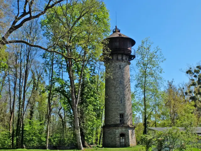 Dieser Wasserturm im Parc de Pourtalès befindet sich nicht weit vom Schlossgebäude entfernt und stellt ein schönes Fotomotiv dar.  | Foto: Alfred Schramm