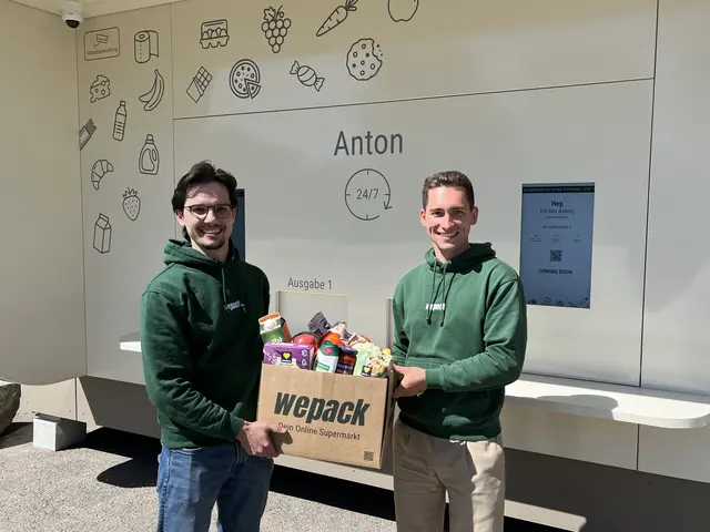 Daniel Maier (links) und Sven Wernet testen gerade ihren ersten Abholautomaten in Uffhofen. | Foto: Foto: gro